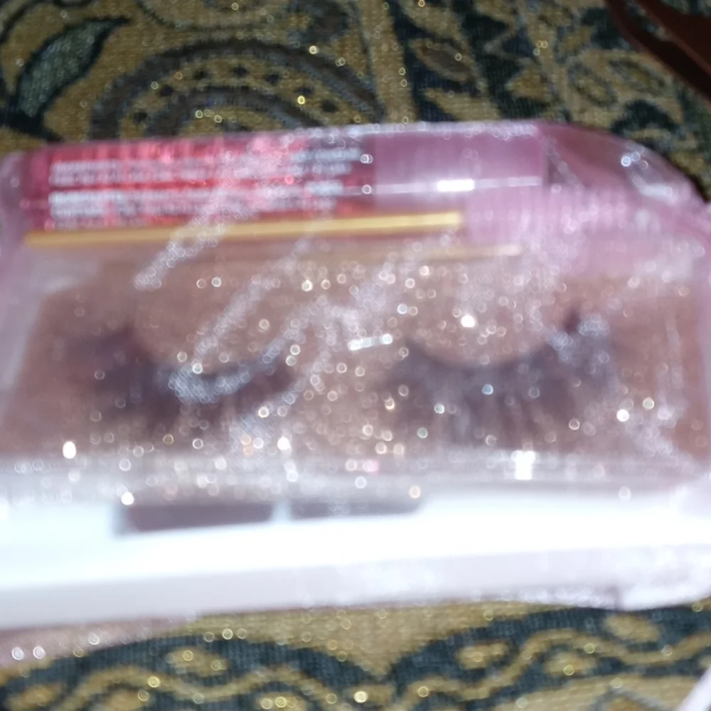 New nails and eyelashes bundle - Picture 2 of 2